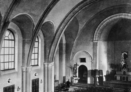 Интерьер церкви Лурдской Божией Матери. Фото 2002 года