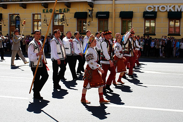 Украинцы в национальных костюмах