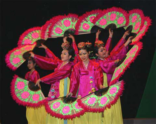 Кореянки в национальных костюмах