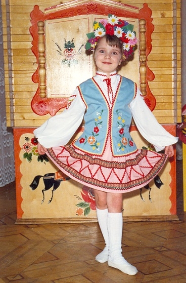 Юна дівчинонька Гануся