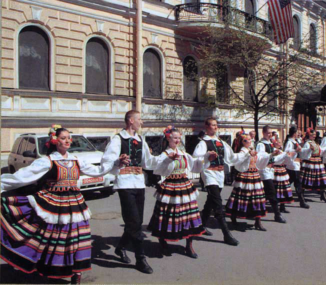 Поляки в национальных костюмах