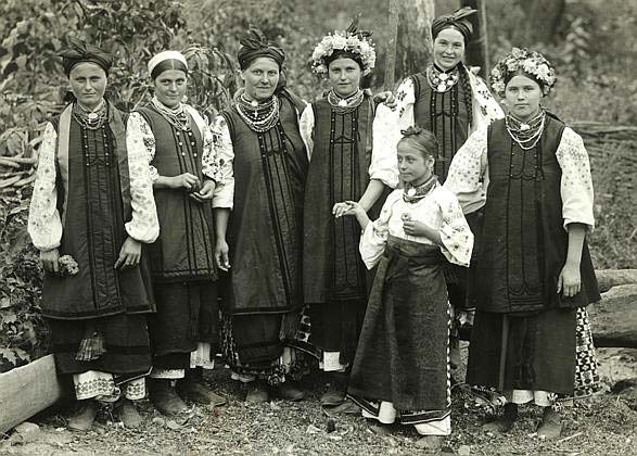 Украинцы в национальных костюмах