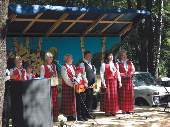 Финны в национальных костюмах