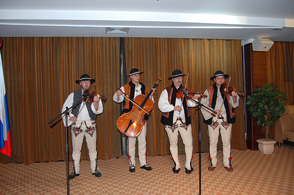 Поляки в национальных костюмах